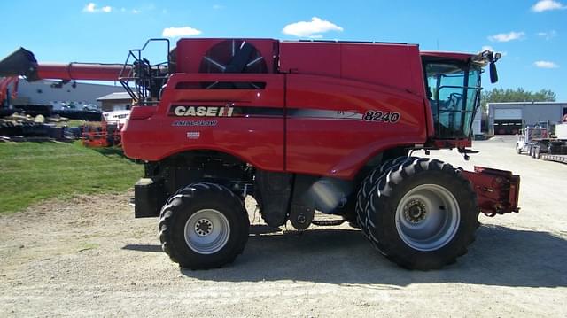 Image of Case IH 8240 equipment image 1