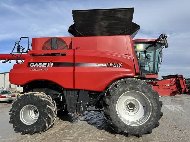 Image of Case IH 8240 equipment image 3