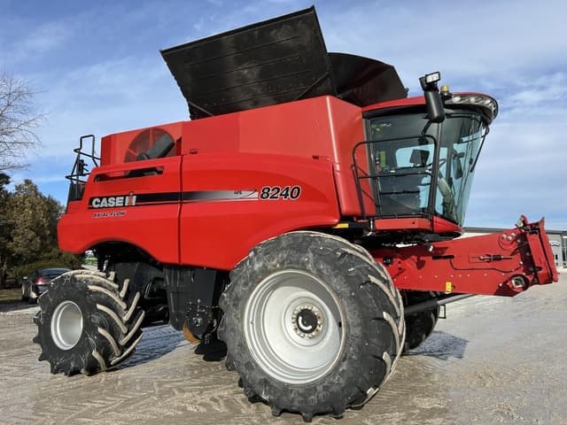 Image of Case IH 8240 equipment image 1