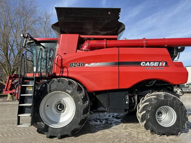 Image of Case IH 8240 equipment image 2