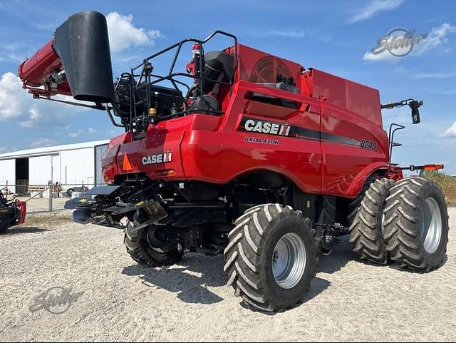 Image of Case IH 8240 equipment image 2