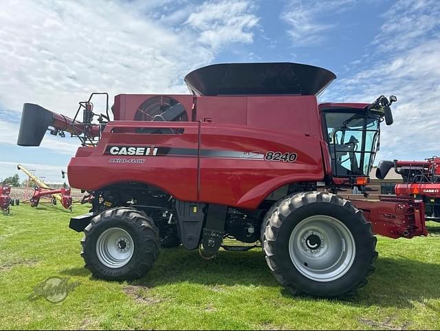 Image of Case IH 8240 equipment image 1