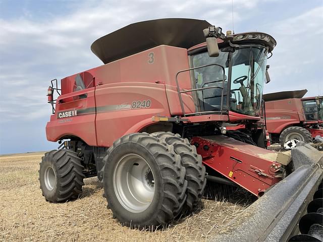 Image of Case IH 8240 equipment image 2