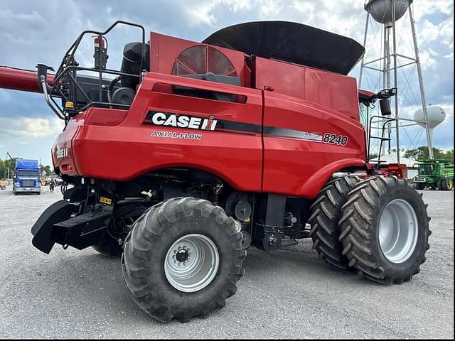 Image of Case IH 8240 equipment image 3