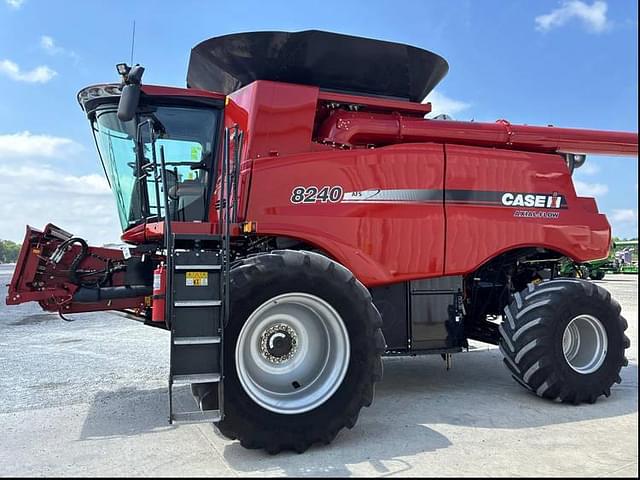 Image of Case IH 8240 equipment image 2