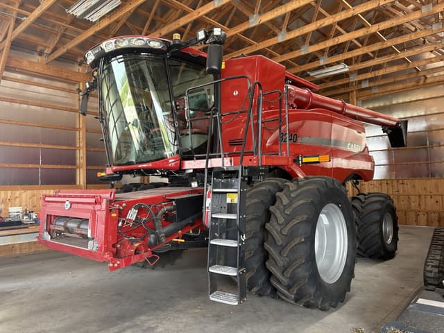 Image of Case IH 8240 equipment image 2