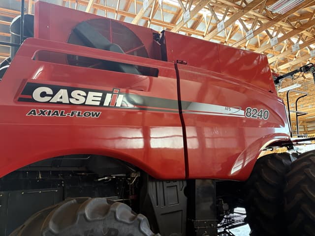 Image of Case IH 8240 equipment image 1