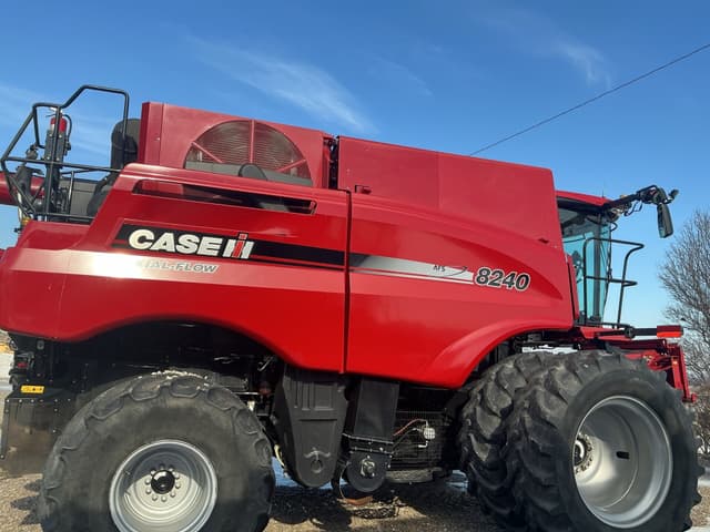 Image of Case IH 8240 equipment image 1
