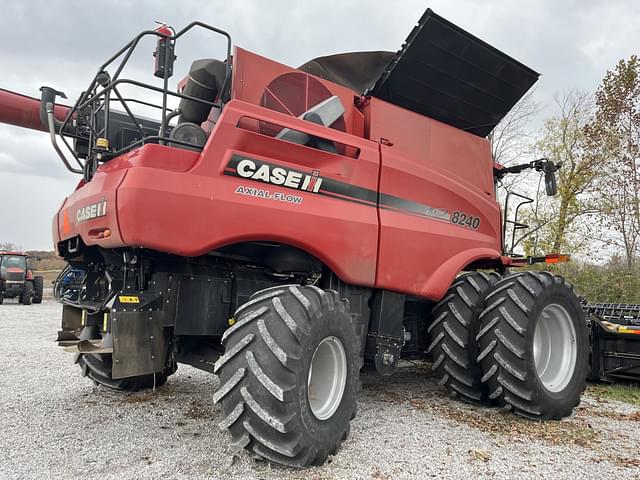 Image of Case IH 8240 equipment image 2