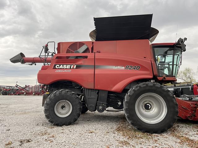 Image of Case IH 8240 equipment image 1