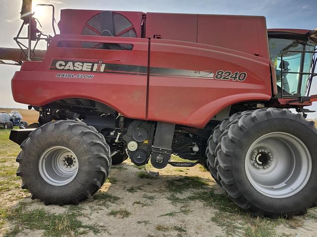 Image of Case IH 8240 equipment image 2