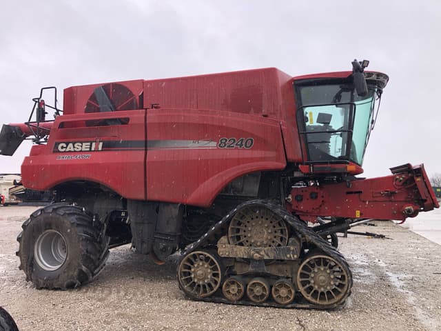 Image of Case IH 8240 equipment image 2