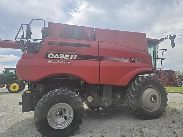 Image of Case IH 8240 equipment image 1