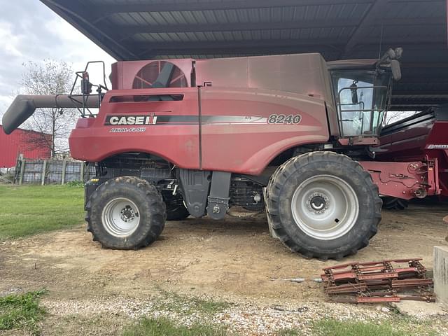 Image of Case IH 8240 equipment image 1