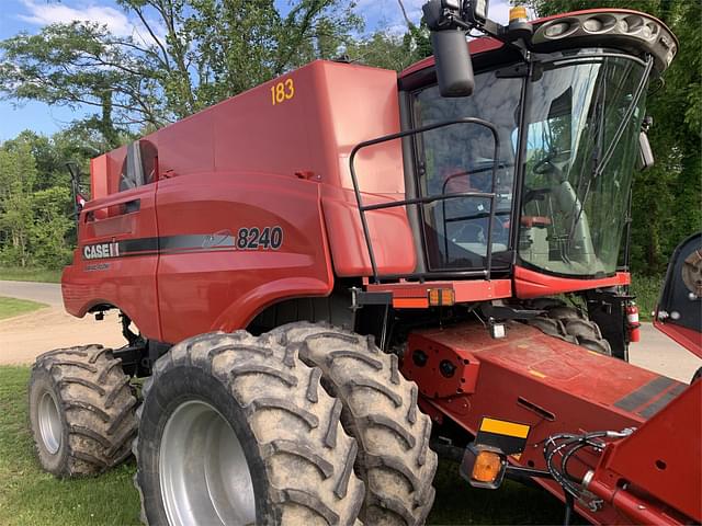 Image of Case IH 8240 equipment image 4