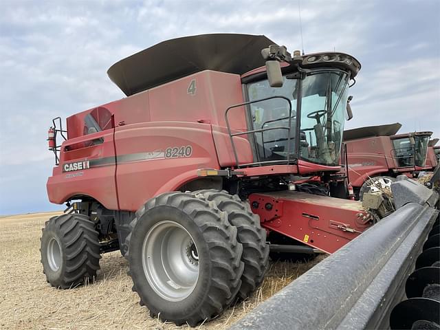 Image of Case IH 8240 equipment image 1