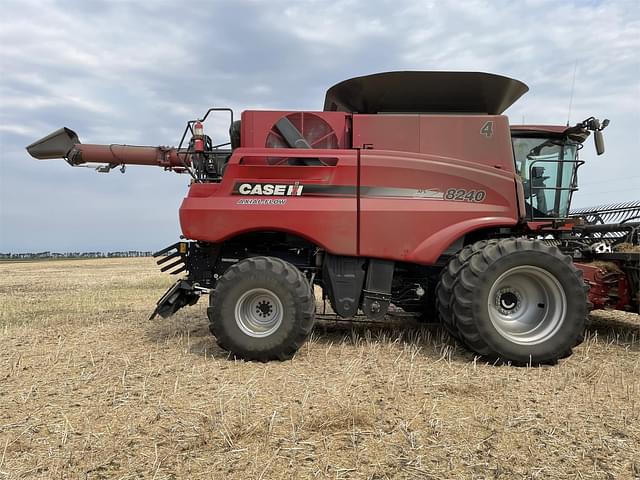 Image of Case IH 8240 equipment image 2