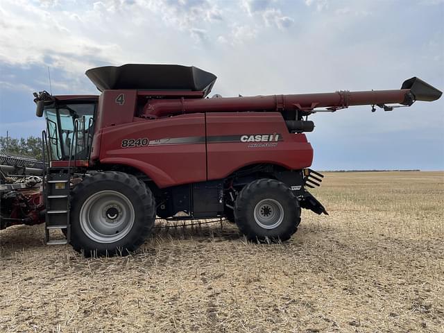 Image of Case IH 8240 equipment image 4