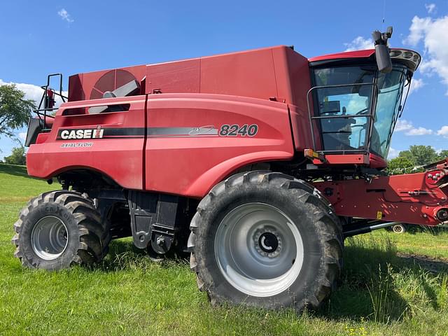 Image of Case IH 8240 equipment image 1