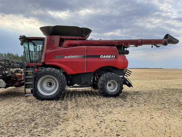 Image of Case IH 8240 equipment image 2