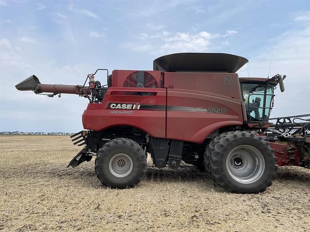 Image of Case IH 8240 equipment image 3