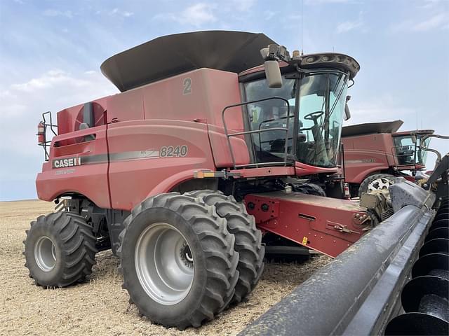 Image of Case IH 8240 equipment image 1