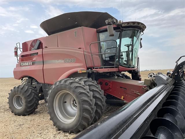 Image of Case IH 8240 equipment image 2