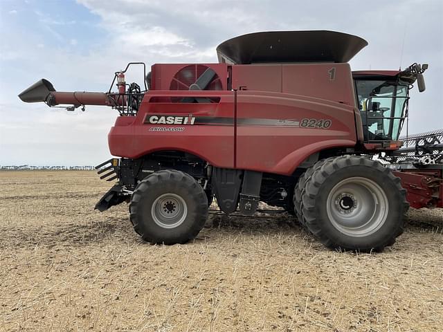 Image of Case IH 8240 equipment image 3