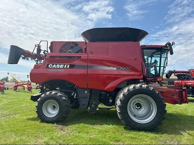 Image of Case IH 8240 equipment image 1