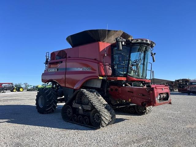 Image of Case IH 8240 equipment image 1