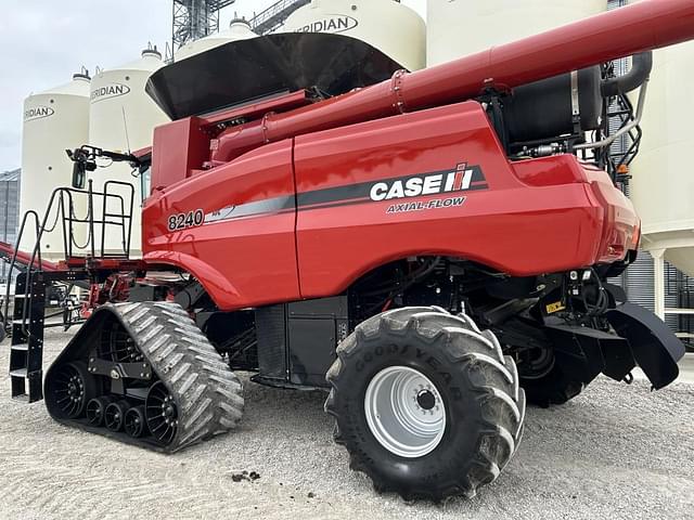 Image of Case IH 8240 equipment image 4