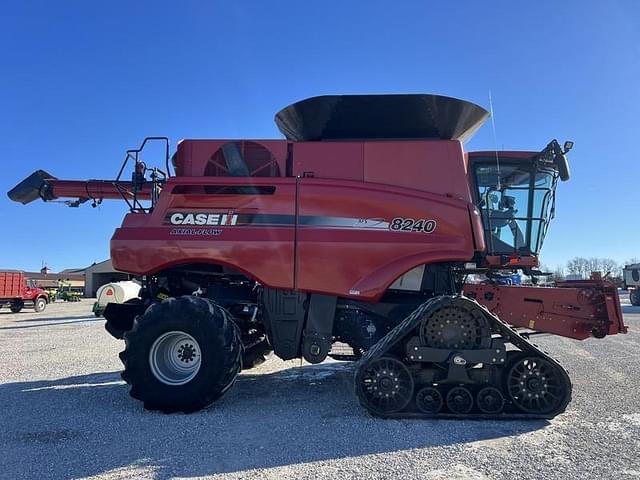 Image of Case IH 8240 equipment image 3