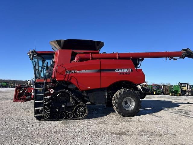 Image of Case IH 8240 equipment image 2