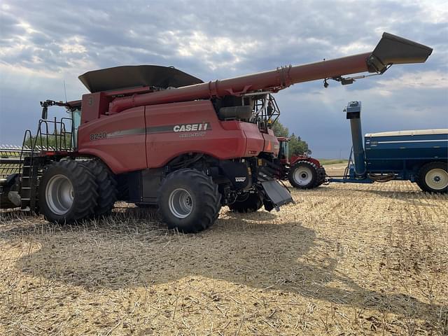 Image of Case IH 8240 equipment image 4