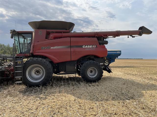 Image of Case IH 8240 equipment image 3