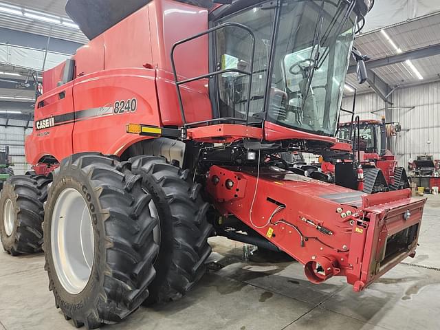 Image of Case IH 8240 equipment image 1