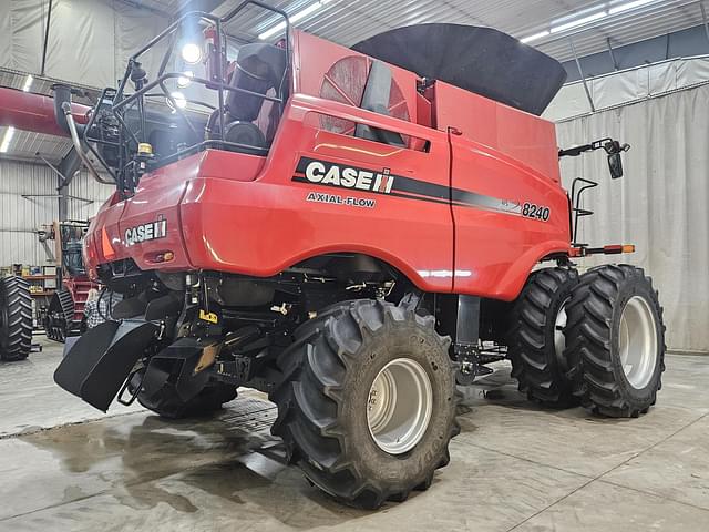 Image of Case IH 8240 equipment image 3