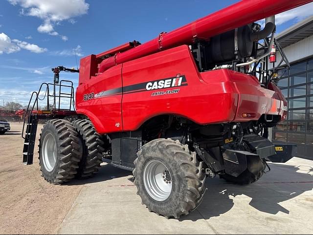 Image of Case IH 8240 equipment image 3