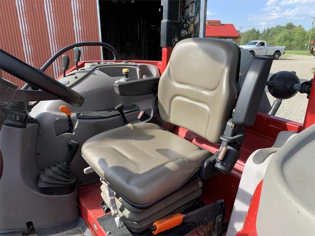 Image of Case IH Farmall 120C equipment image 4