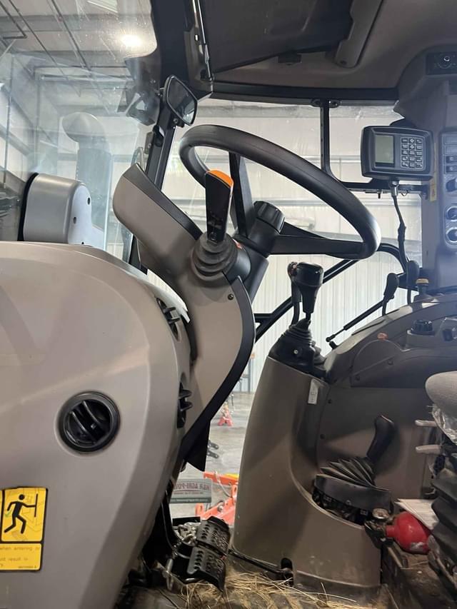 Image of Case IH Farmall 120C equipment image 2
