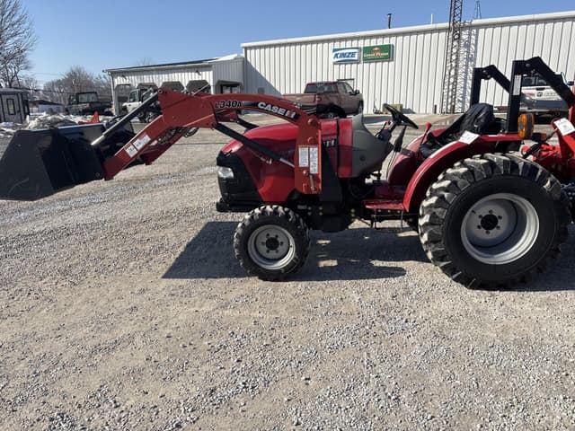 Image of Case IH Farmall 35A equipment image 4