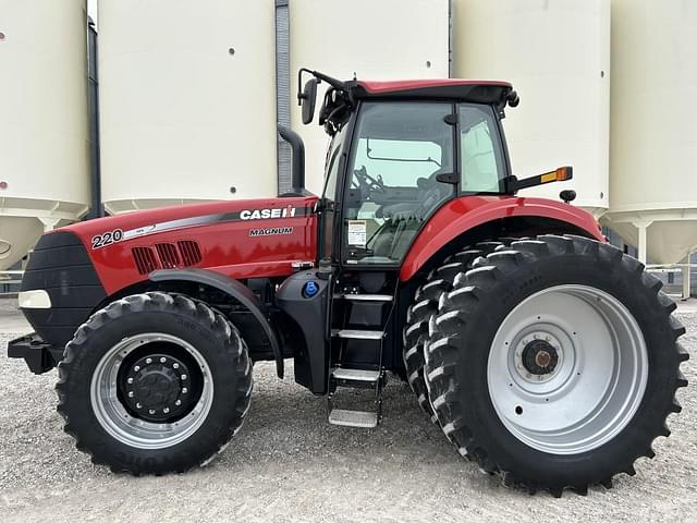 Image of Case IH Magnum 220 equipment image 2