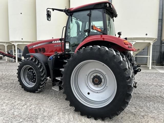 Image of Case IH Magnum 220 equipment image 4