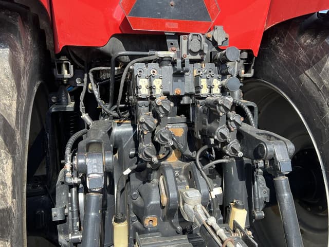 Image of Case IH Magnum 220 equipment image 4