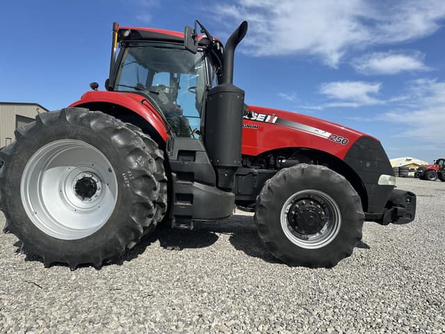 Image of Case IH Magnum 250 equipment image 3