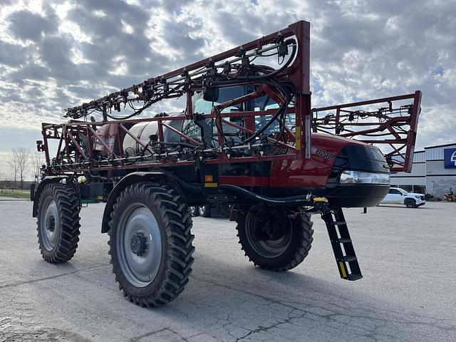 Image of Case IH Patriot 3240 equipment image 2