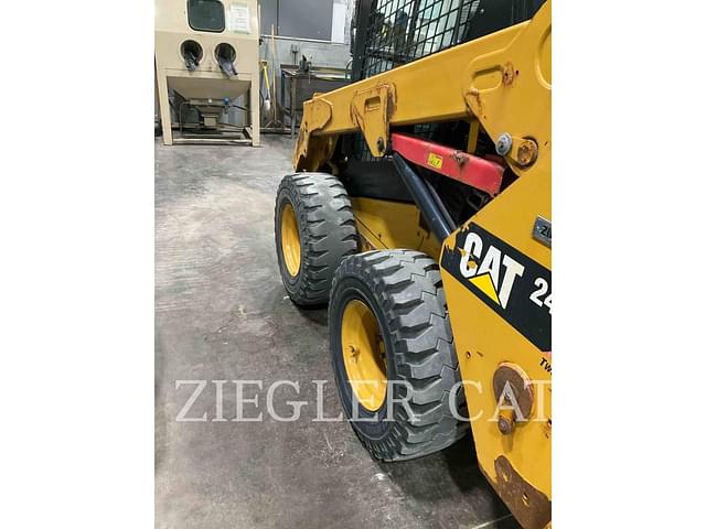 Image of Caterpillar 242D equipment image 3