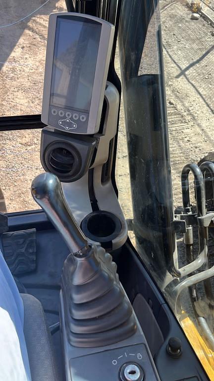Image of Caterpillar 320D2L equipment image 2
