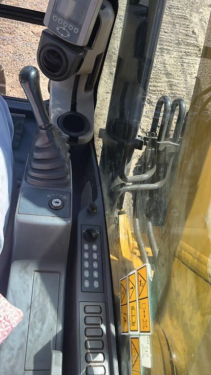 Image of Caterpillar 320D2L equipment image 4
