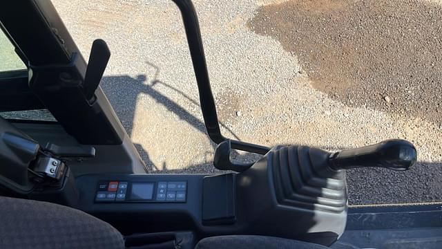 Image of Caterpillar 320D2L equipment image 3